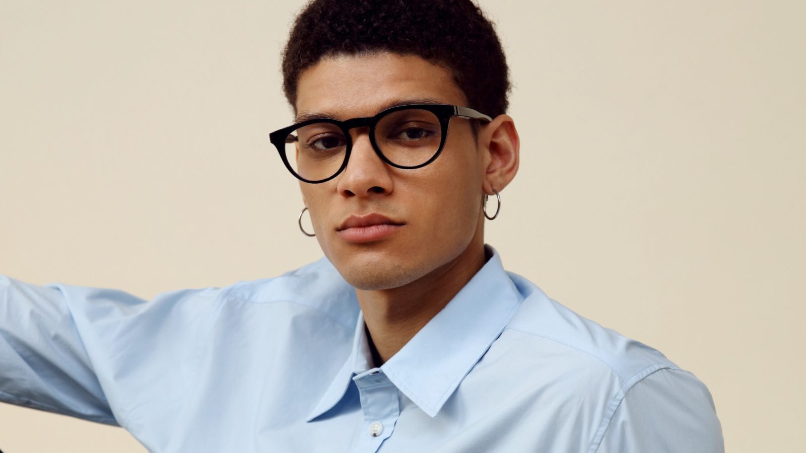 A person wearing IXI autofocus glasses that look like ordinary eyewear